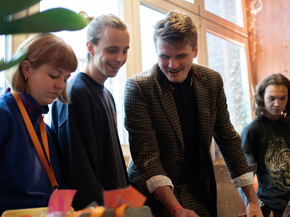 Chrissi, Felix, Max und Hannes am Merchstand.